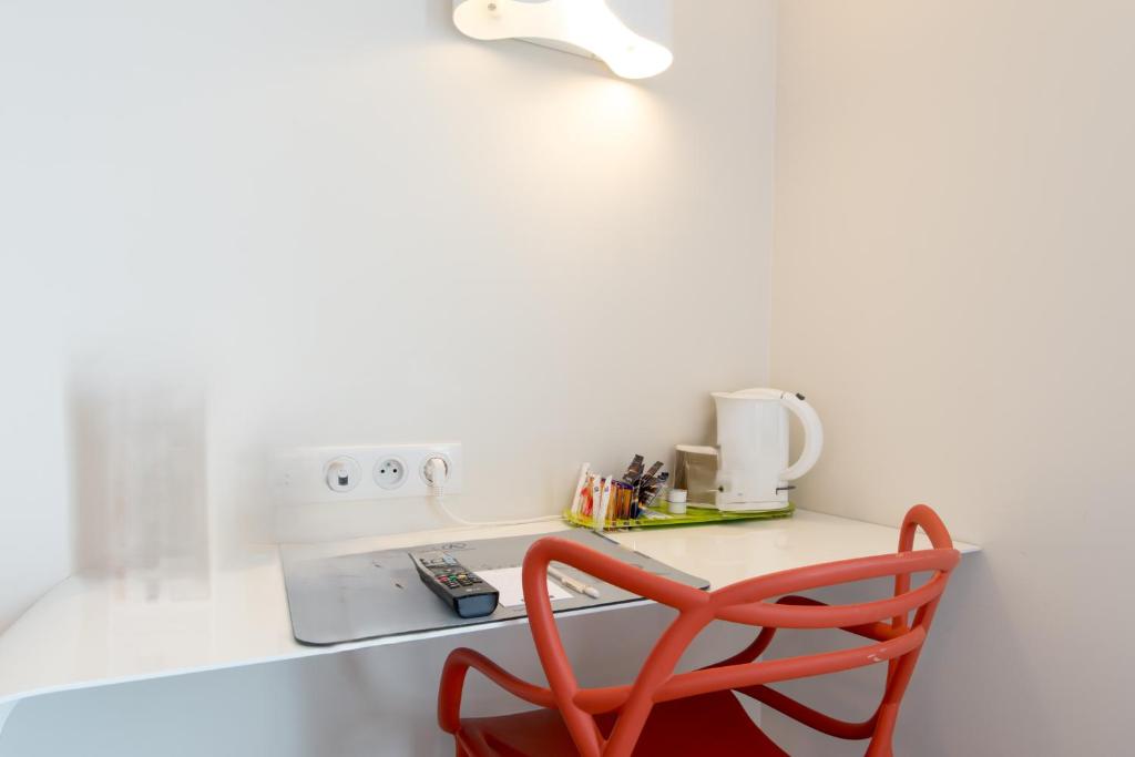 Cuisine ou kitchenette dans l'établissement Hôtel Confort La Rochelle Centre les Minimes
