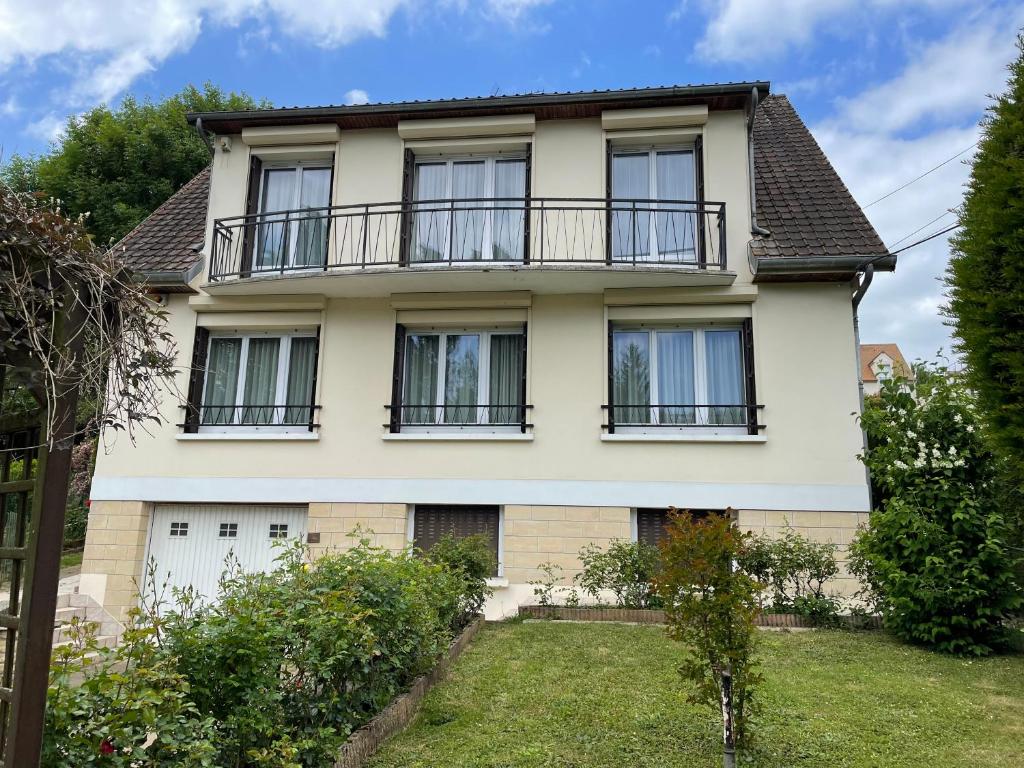 Cette maison dispose de fenêtres et d'un balcon. dans l'établissement Appartement 3 pièces, à Mareil-Marly