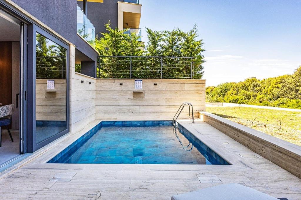 ザダルにあるLuxury Pool Seaside Apartments Zadarの家の裏庭にあるプール