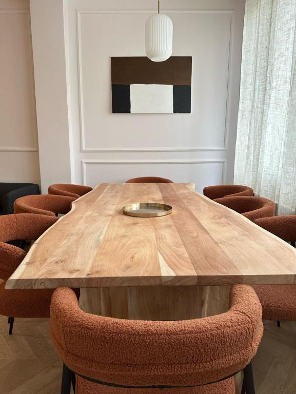 een eetkamer met een houten tafel en stoelen bij Modern Luxury Apartment in Logroño