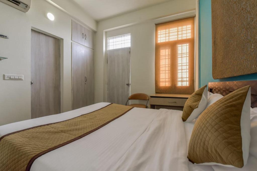 Postel nebo postele na pokoji v ubytování The Hotel Madhavam