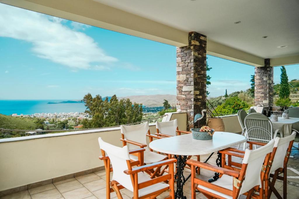 カリストスにあるCastello Villa ( best view in Myloi village)の景色を望むバルコニー(テーブル、椅子付)