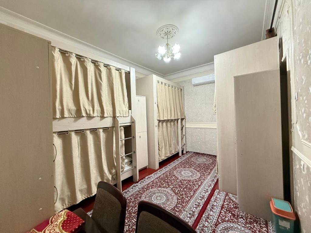 Postel nebo postele na pokoji v ubytování Bruce hostel