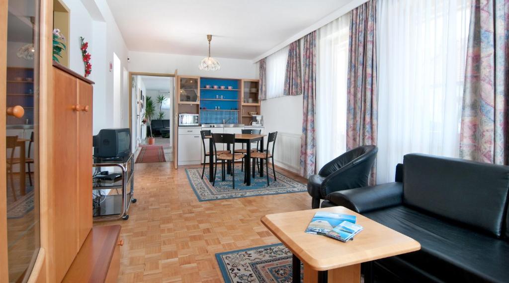Istumisnurk majutusasutuses Gästehaus Lutschounig