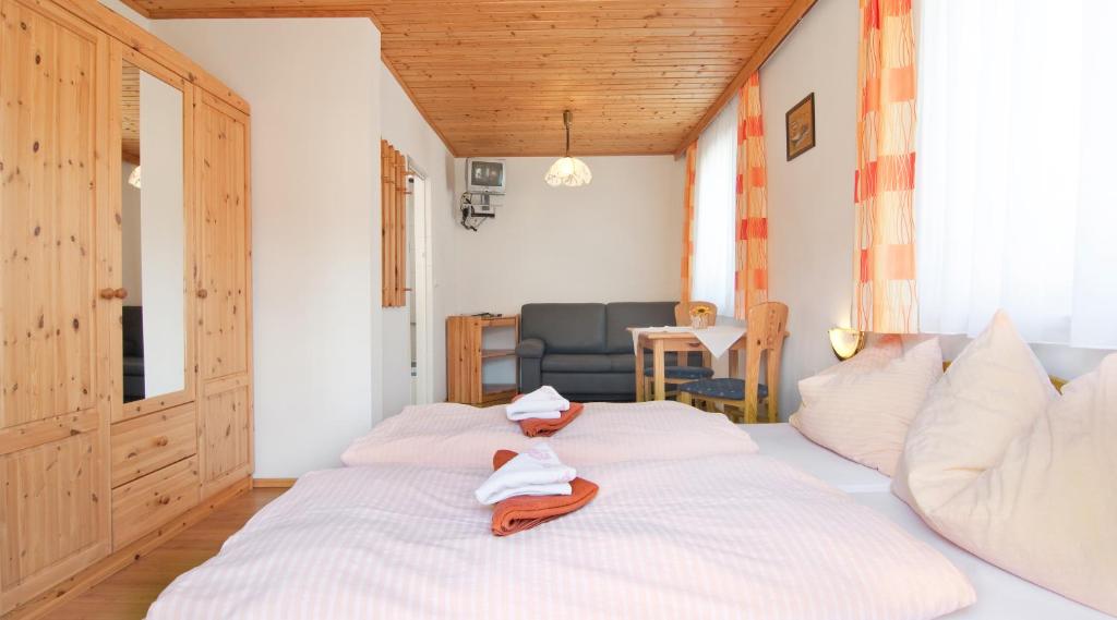 Voodi või voodid majutusasutuse Gästehaus Lutschounig toas