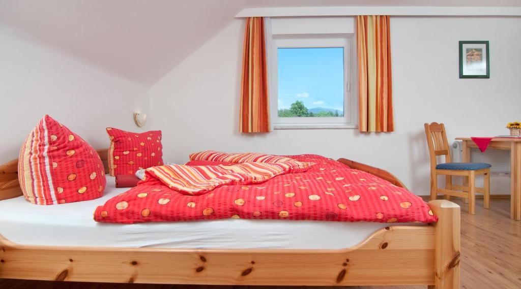 Voodi või voodid majutusasutuse Gästehaus Lutschounig toas