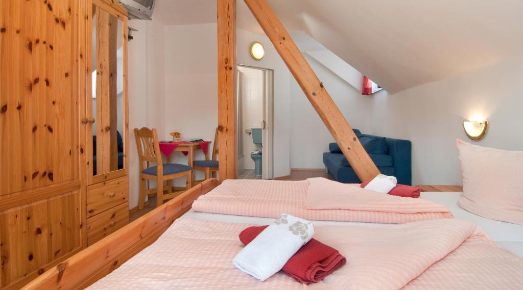 Voodi või voodid majutusasutuse Gästehaus Lutschounig toas