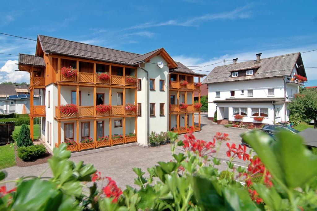 a large house with a courtyard in front of it at Gästehaus Lutschounig in Faak am See