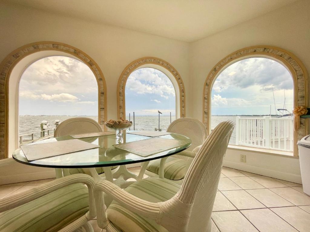 ジェンセン・ビーチにある3bd 3ba Riverfront, 1 month minのテーブルと椅子と海のあるダイニングルーム