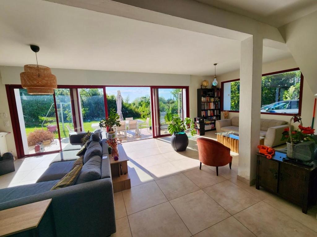 Photo de la galerie de l'établissement Grande maison avec jardin Bayonne, à Bayonne