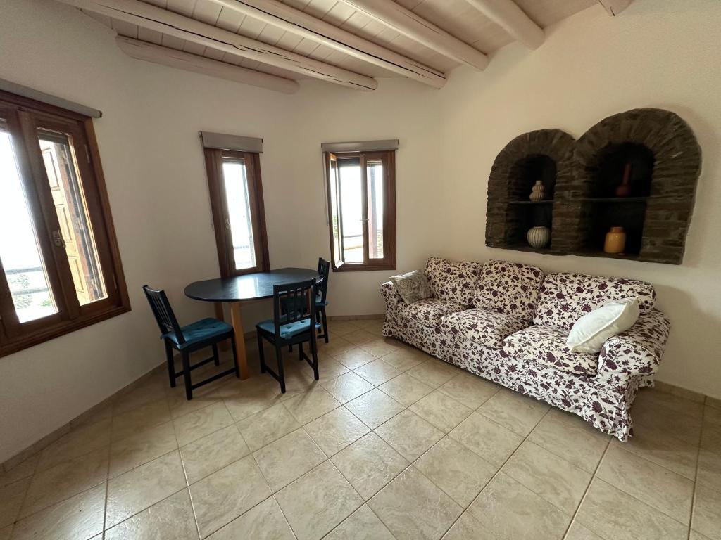 Posedenie v ubytovaní Andros Escape Condos
