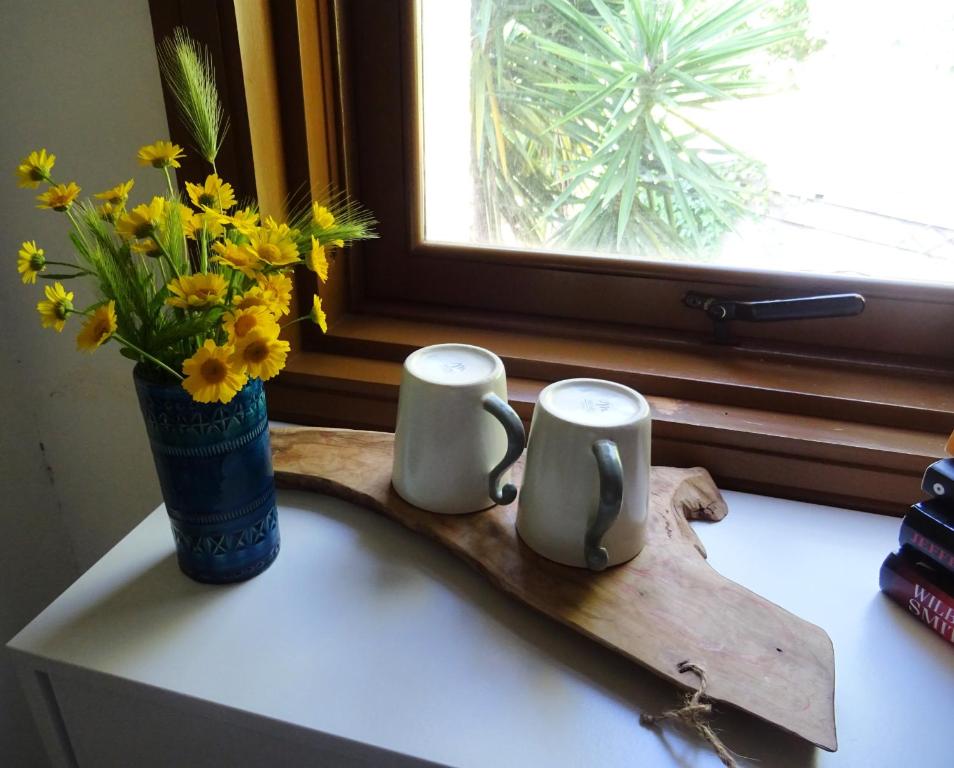 a vase of flowers sitting on top of a counter at La stanza di Campagna in Campiglia Marittima