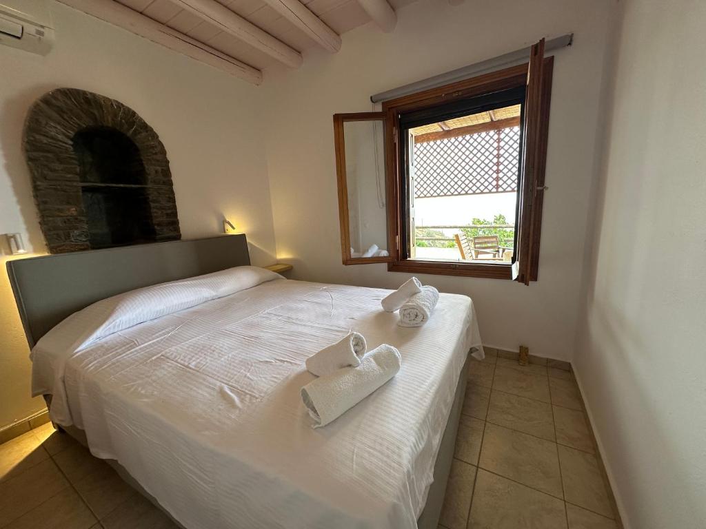 Posteľ alebo postele v izbe v ubytovaní Andros Escape Condos