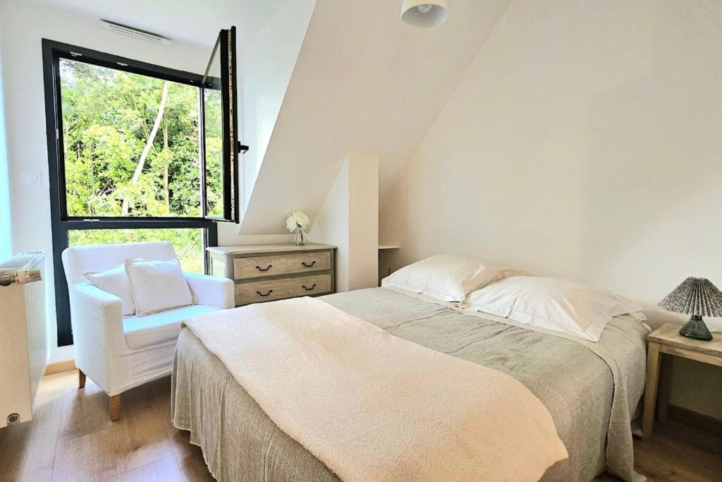 une chambre avec un lit, une chaise et une fenêtre dans l'établissement New studio 26 m with Wifi in Vannes, à Vannes