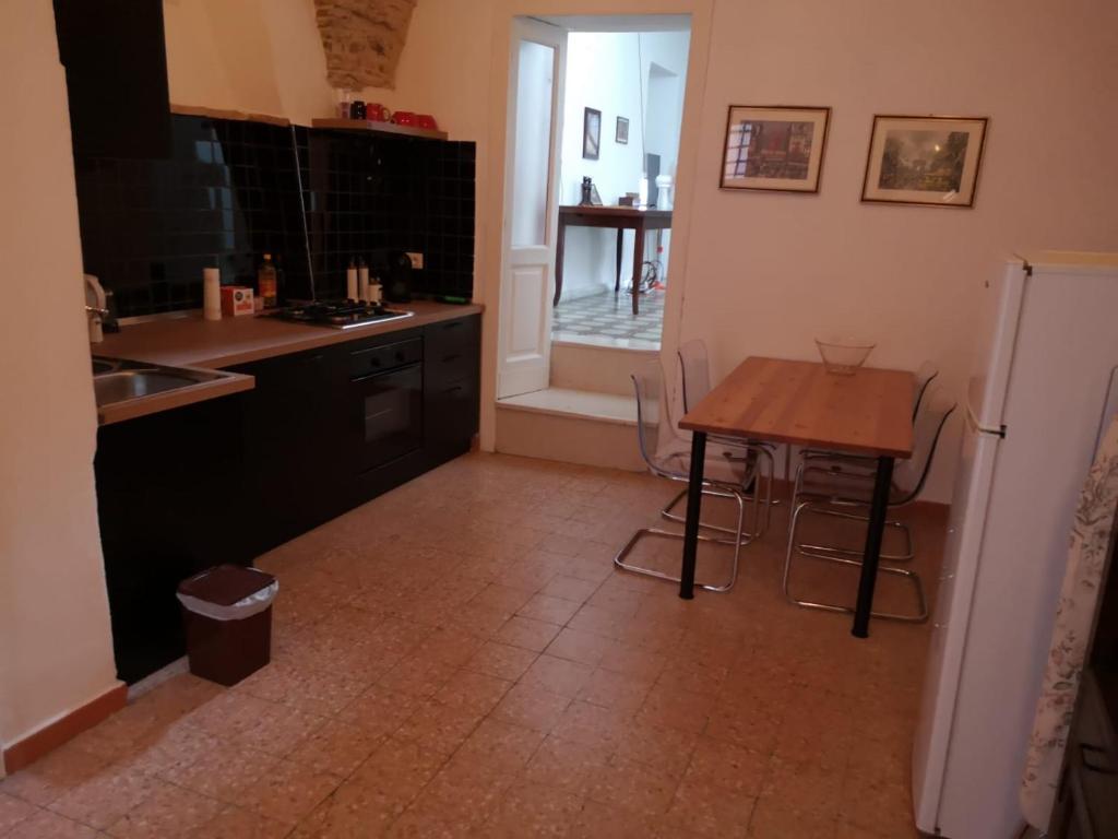 eine Küche mit einem Tisch und einem kleinen Tisch mit Stühlen in der Unterkunft Casa vacanze San Martino in Irsina