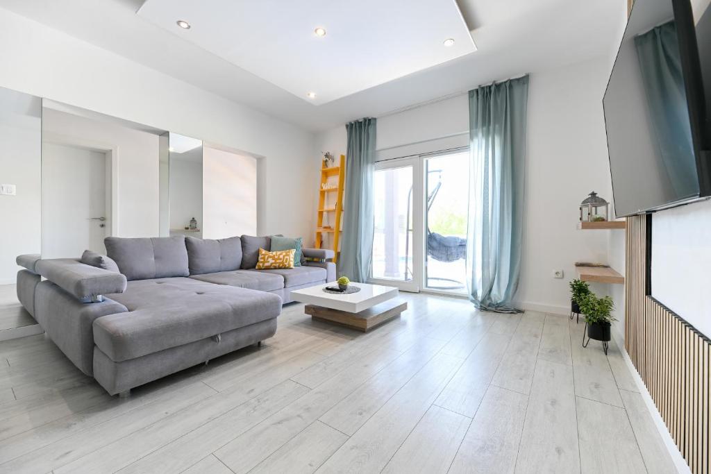 Televízia a/alebo spoločenská miestnosť v ubytovaní Luxurious Villa Natali