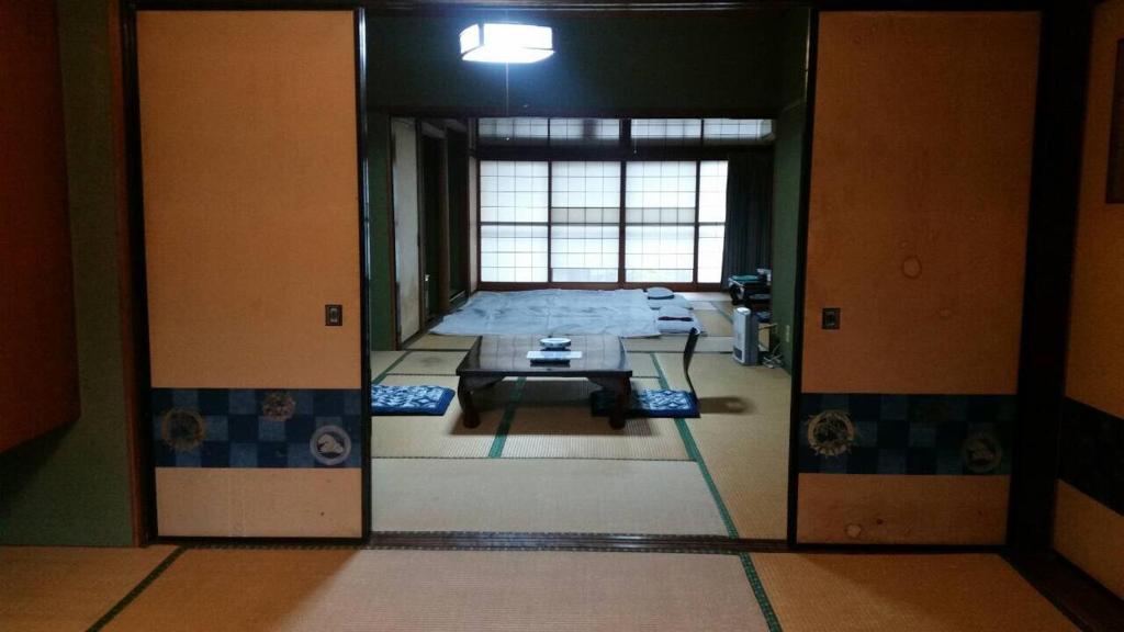 Postel nebo postele na pokoji v ubytování Tobaya Ryokan