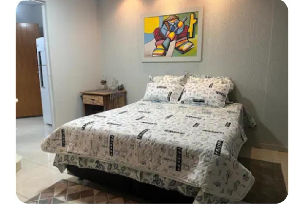 Ένα ή περισσότερα κρεβάτια σε δωμάτιο στο Cantinho do Aconchego