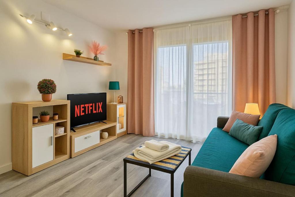 Cozy Flat with Wifi and Pool 5 min to beach