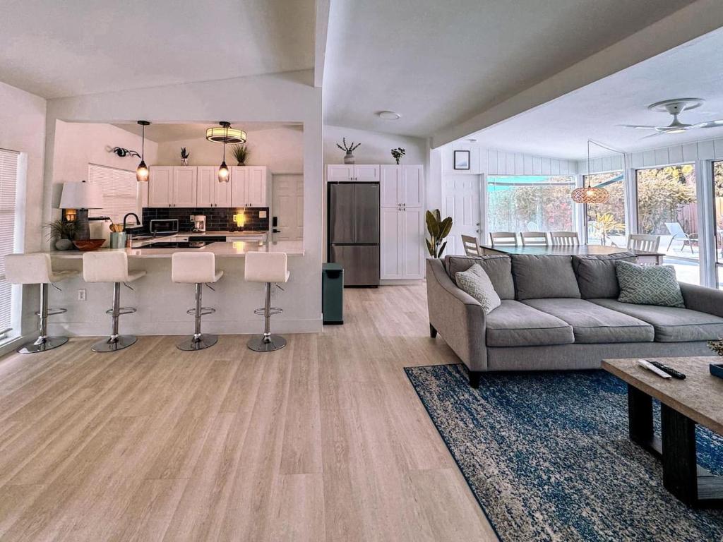 Dapur atau dapur kecil di Exquisite Luxury Villa with Pool in Prime Location