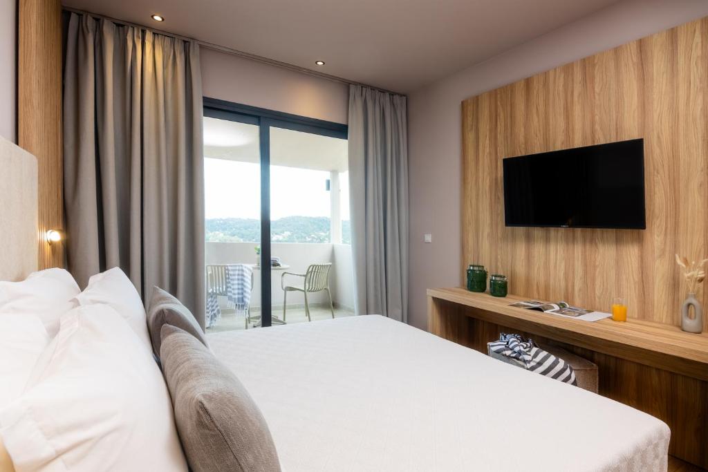 TV a/nebo společenská místnost v ubytování Petra Nera Skiathos, Philian Hotels & Resorts