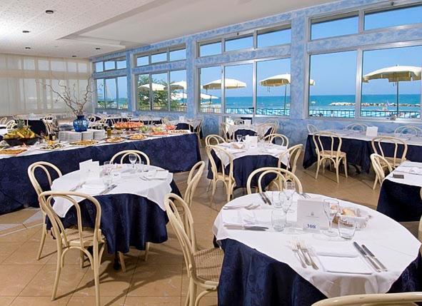 Restaurace v ubytování Hotel Caravelle