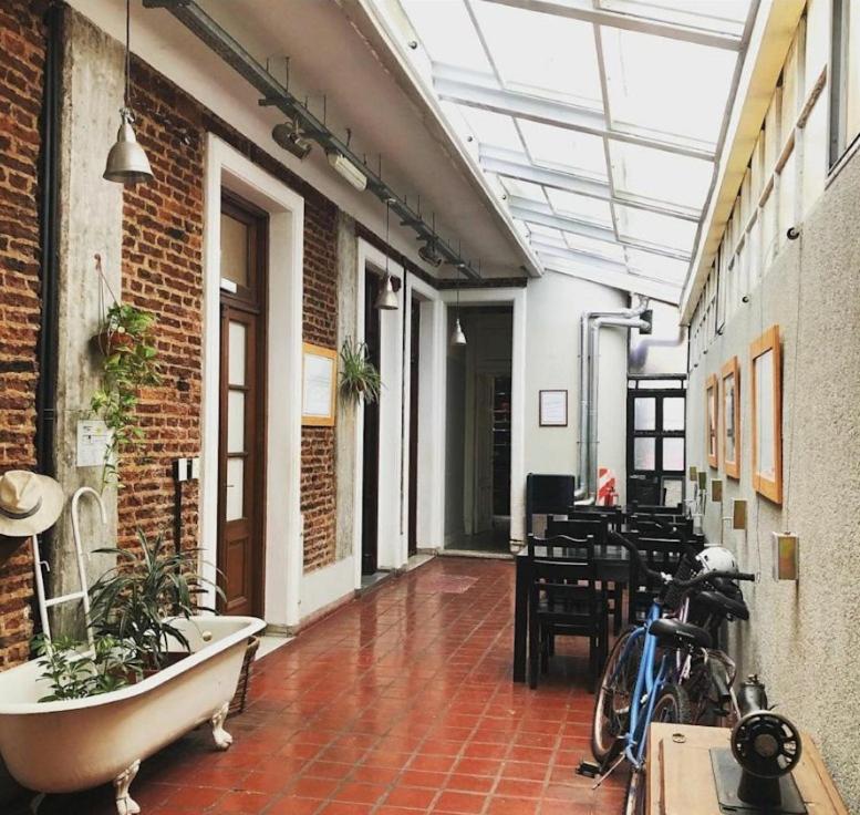 La PorteñaRayuela Suite en San Telmo的一间带浴缸和自行车的房间