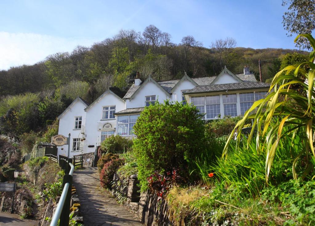 una fila de casas blancas en una colina en The Bonnicott Hotel Lynmouth, en Lynmouth