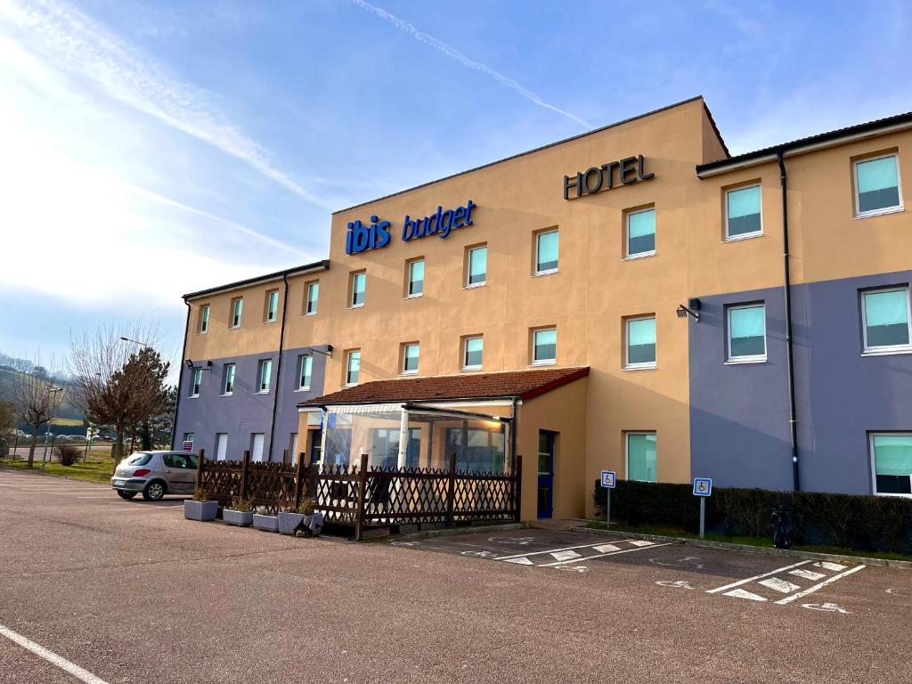 un bâtiment avec un panneau indiquant son hôtel dans l'établissement ibis Budget Pouilly-en-Auxois, à Pouilly-en-Auxois