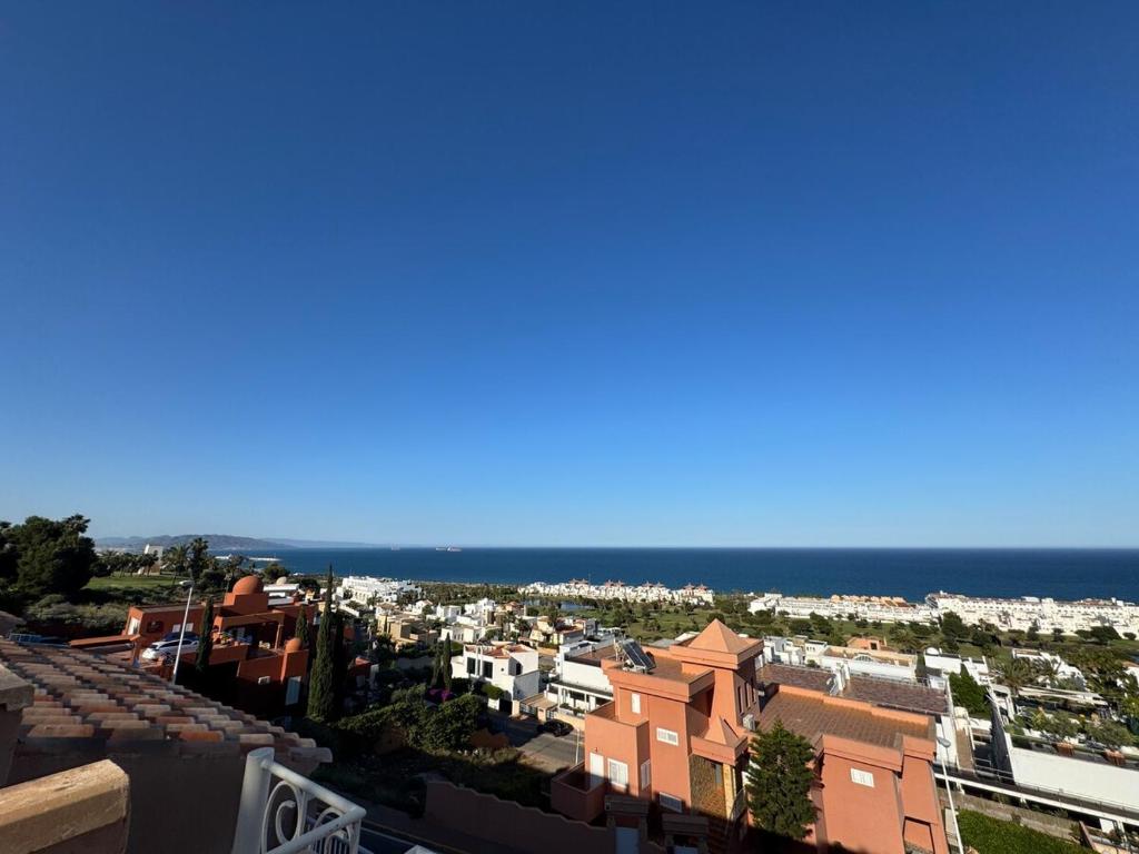 a view of a city with the ocean in the background at Atico con vistas al mar in Mojácar