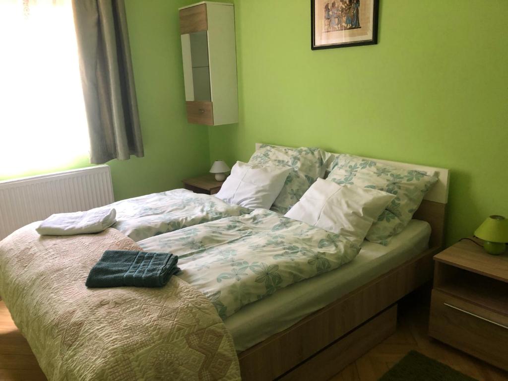 A bed or beds in a room at Bakonyi Mamutfenyő Vendégház