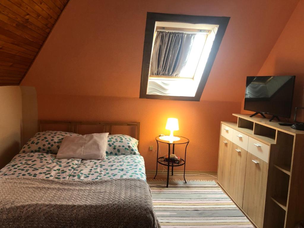 A bed or beds in a room at Bakonyi Mamutfenyő Vendégház