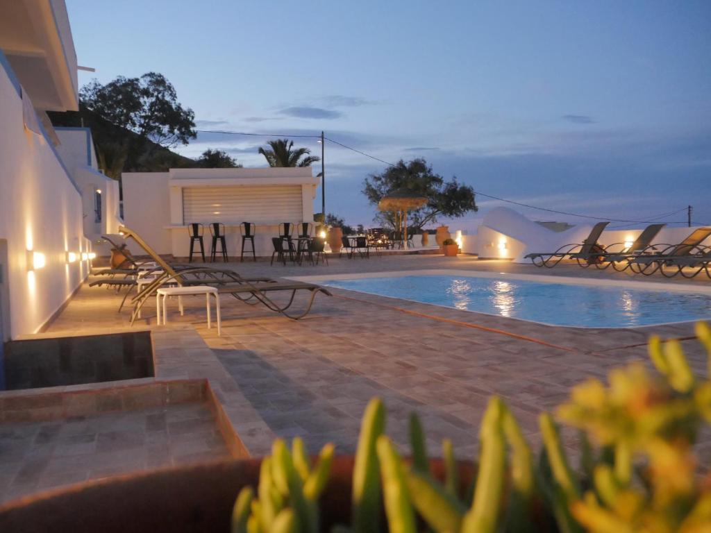 Бассейн в Ancient Thera Apartments или поблизости