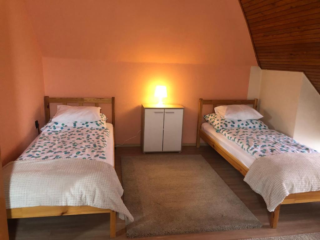 A bed or beds in a room at Bakonyi Mamutfenyő Vendégház