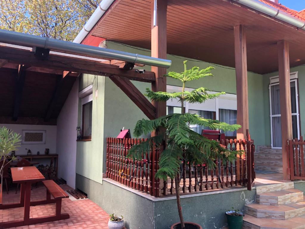 A balcony or terrace at Bakonyi Mamutfenyő Vendégház