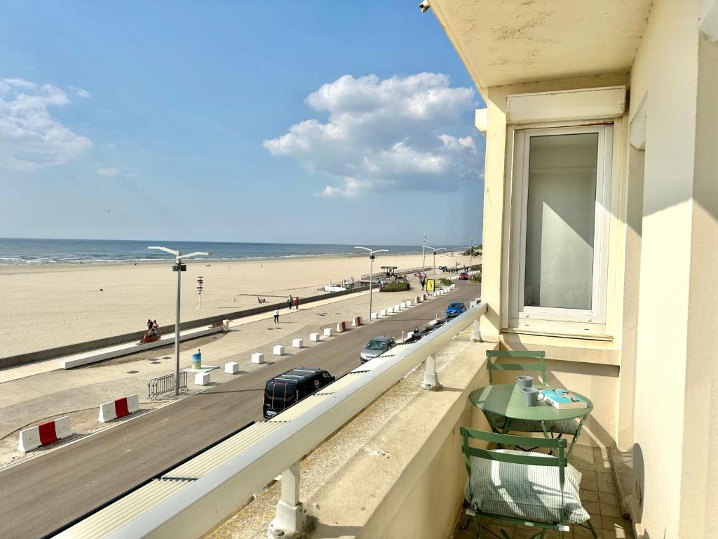 d'un balcon offrant une vue sur la plage. dans l'établissement Sea View and balcony with 2 bedrooms in Berck-Plage, à Berck-sur-Mer