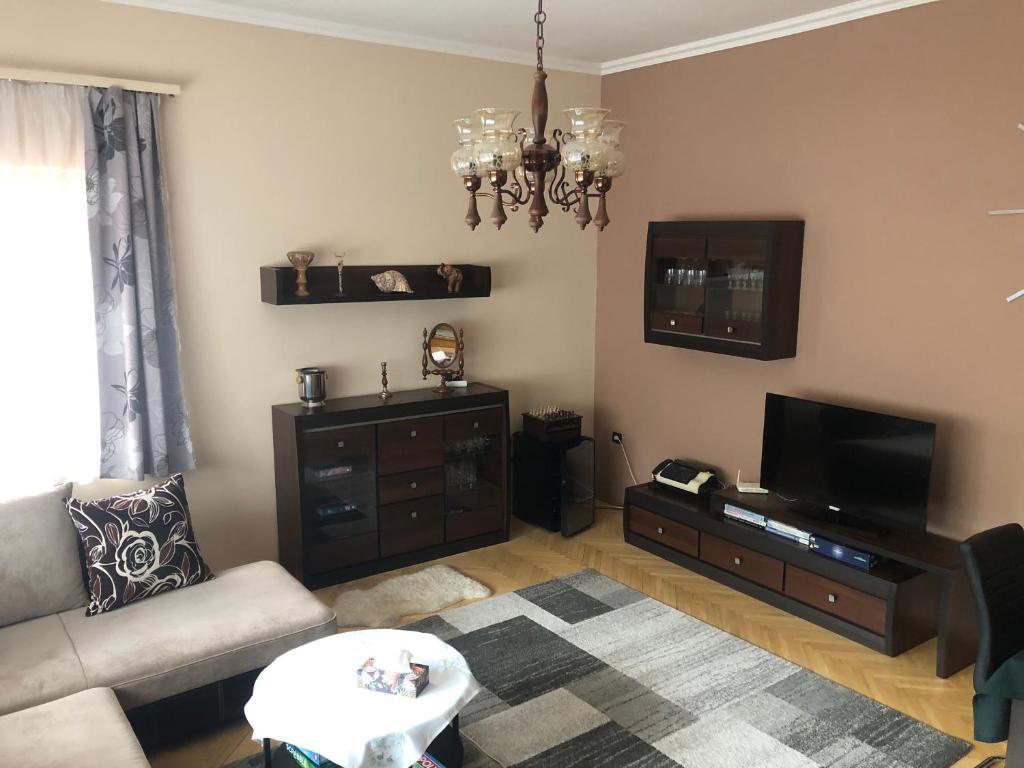 A television and/or entertainment centre at Bakonyi Mamutfenyő Vendégház