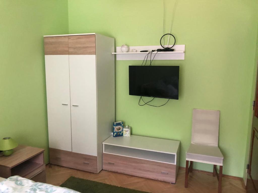 A television and/or entertainment centre at Bakonyi Mamutfenyő Vendégház