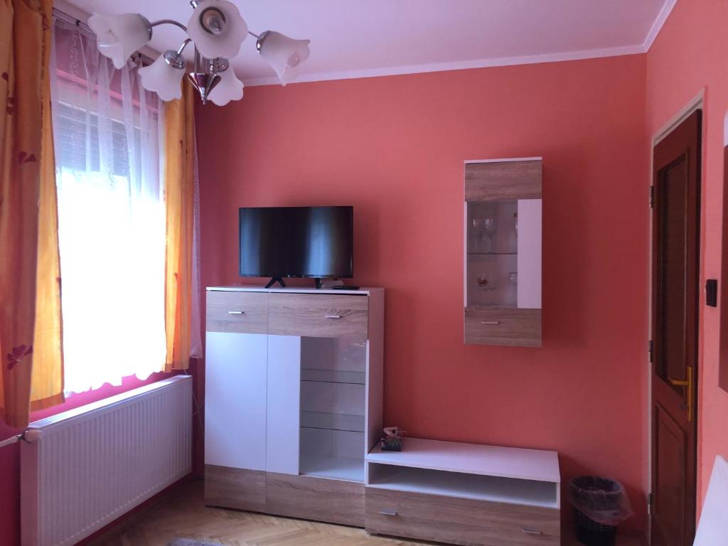 A television and/or entertainment centre at Bakonyi Mamutfenyő Vendégház