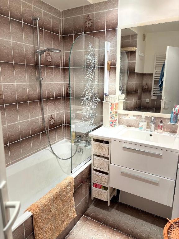 une salle de bain avec une douche, un lavabo et une baignoire dans l'établissement La renaissance au calme, à Gorbio