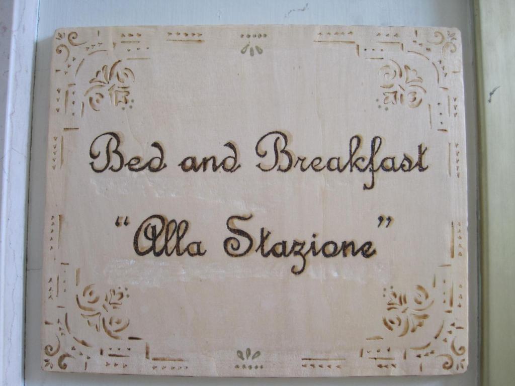 a sign that reads bed and breakfast alila shahalore at B&B Alla Stazione Di Padova in Padova