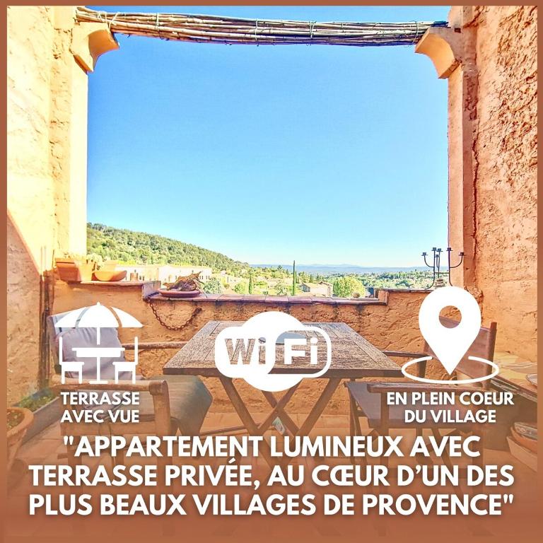 un panneau sur le côté d'un bâtiment dans l'établissement Nid perché avec terrasse et vue Centre Village, à Cotignac