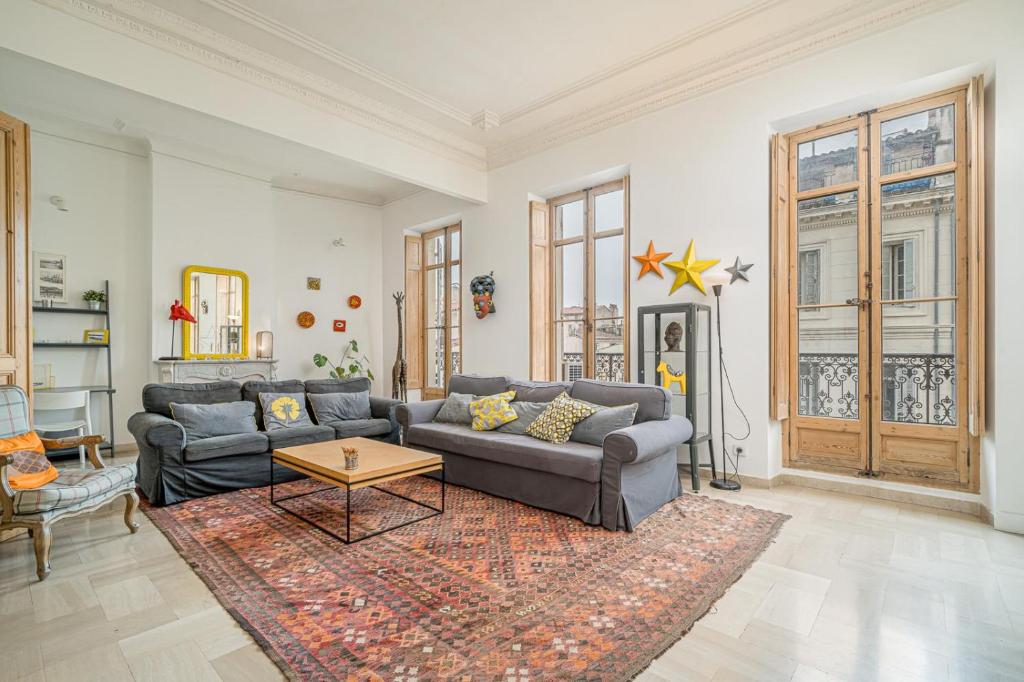 un salon avec deux canapés et une table dans l'établissement Vaste et bel appartement au cœur de Marseille, à Marseille