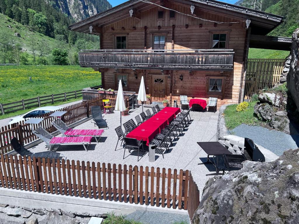 stół piknikowy i krzesła przed drewnianym domkiem w obiekcie Landhaus Schiestl w Mayrhofen