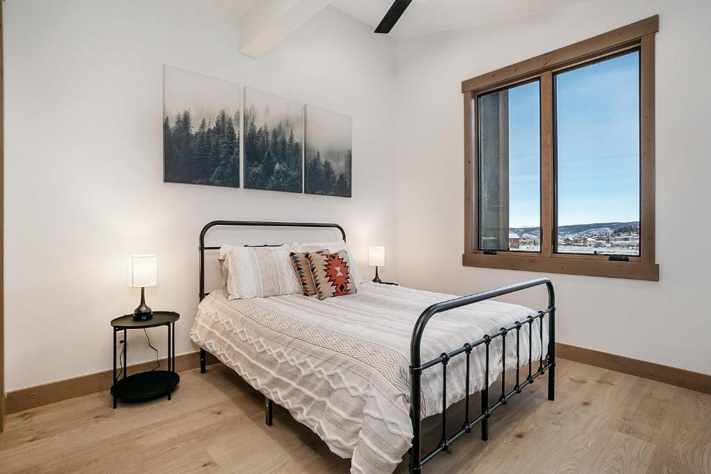 Postel nebo postele na pokoji v ubytování Elk Creek Condos At Grand Park G301