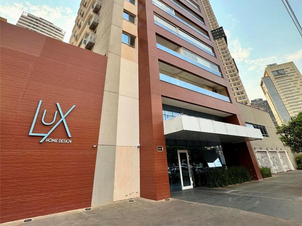 um edifício com o sinal x na lateral em LUX26 - Flat Próx Órion Cozinha Completa com Varanda em Goiânia