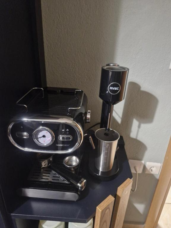 Příslušenství pro přípravu čaje a kávy v ubytování Julie Apartment