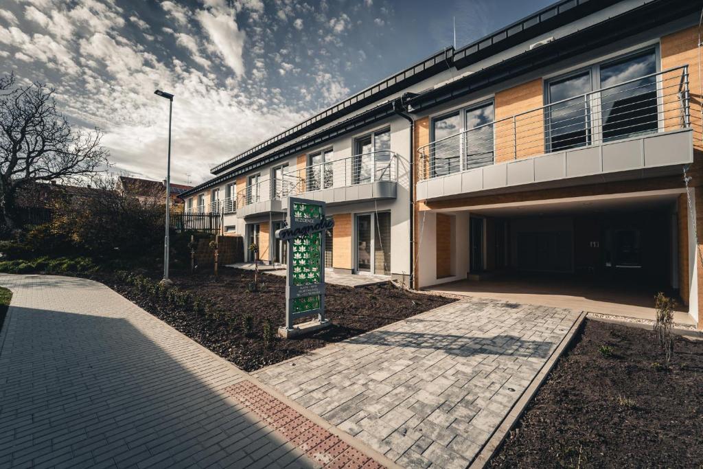 Budova, kde se aparthotel nachází