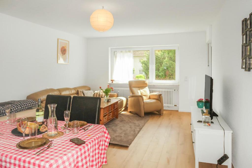 a living room with a table and a couch at Brody Apartments I Cozy Stay zwischen Friedberg und Bad Nauheim in Oberwöllstadt