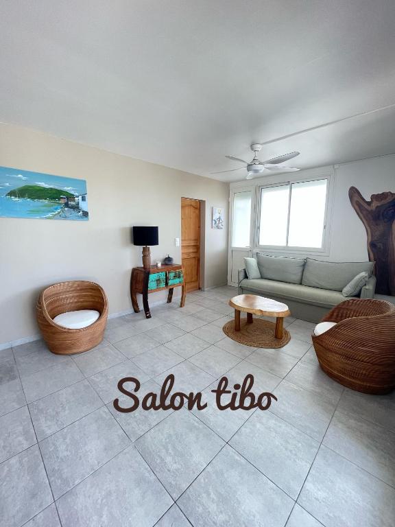 Coin salon dans l'établissement Haut de villa BEL BO & Bas de villa Tibo accès mer